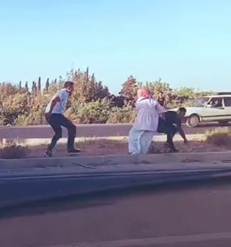 Trafikte korku dolu anların yaşandığı kavga, 'sinyal' tartışmasından çıkmış (Fotoğraflı) HATAY (İHA) - Hatay'da otobüs şoförü ve otomobil sürücüsü arasında yaşanan kavganın araç içi kamerası görüntülerinde kavganın sinyal vermemeden dolayı yaşandığı ortaya çıktı. Görüntülerde; otomobil sürücüsünün, otobüsün önünü kestiği, şoföre küfrederek hakarette bulunduğu anlar ve bıçaklı saldırı anı kameraya yansıdı. Antakya - Reyhanlı yolu Narlıca Mahallesi mevkiinde yaşanan olayda trafikte seyir halindeki otobüsün şoförüyle, başka bir aracın sürücüsü arasında başlayan tartışmada korku dolu anlar yaşanmıştı. Kısa sürede kavgaya dönüşen ve küfürlerin havada uçuştuğu tartışmada otobüs şoförü, araç sürücüsüne bıçak çekmiş ve kavgayı çevredeki vatandaşlar ayırmıştı. Otobüsün ortaya çıkan araç içi kamera görüntüleri ise olayı gözler önüne serdi. Görüntülerde; otomobil sürücüsünün otobüsün önünü kestiği ve küfrederek sinyal vermediği için otobüs şoförüne saldırdığı anlar anbean kameraya yansıdı. Tarafların yaralanmadığı ve birbirinden şikayetçi olmadığı kavgadan ötürü Antakya Özel Halk Otobüsleri Kooperatifi’nin otobüs şoförünün işine son verdiği öğrenildi.
