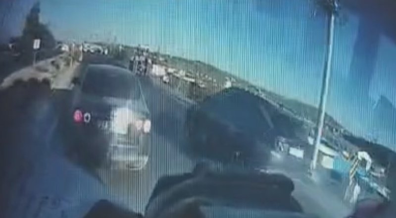 Trafikte korku dolu anların yaşandığı kavga, 'sinyal' tartışmasından çıkmış (Fotoğraflı) HATAY (İHA) - Hatay'da otobüs şoförü ve otomobil sürücüsü arasında yaşanan kavganın araç içi kamerası görüntülerinde kavganın sinyal vermemeden dolayı yaşandığı ortaya çıktı. Görüntülerde; otomobil sürücüsünün, otobüsün önünü kestiği, şoföre küfrederek hakarette bulunduğu anlar ve bıçaklı saldırı anı kameraya yansıdı. Antakya - Reyhanlı yolu Narlıca Mahallesi mevkiinde yaşanan olayda trafikte seyir halindeki otobüsün şoförüyle, başka bir aracın sürücüsü arasında başlayan tartışmada korku dolu anlar yaşanmıştı. Kısa sürede kavgaya dönüşen ve küfürlerin havada uçuştuğu tartışmada otobüs şoförü, araç sürücüsüne bıçak çekmiş ve kavgayı çevredeki vatandaşlar ayırmıştı. Otobüsün ortaya çıkan araç içi kamera görüntüleri ise olayı gözler önüne serdi. Görüntülerde; otomobil sürücüsünün otobüsün önünü kestiği ve küfrederek sinyal vermediği için otobüs şoförüne saldırdığı anlar anbean kameraya yansıdı. Tarafların yaralanmadığı ve birbirinden şikayetçi olmadığı kavgadan ötürü Antakya Özel Halk Otobüsleri Kooperatifi’nin otobüs şoförünün işine son verdiği öğrenildi.