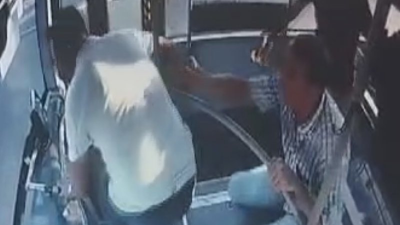 Trafikte korku dolu anların yaşandığı kavga, 'sinyal' tartışmasından çıkmış (Fotoğraflı) HATAY (İHA) - Hatay'da otobüs şoförü ve otomobil sürücüsü arasında yaşanan kavganın araç içi kamerası görüntülerinde kavganın sinyal vermemeden dolayı yaşandığı ortaya çıktı. Görüntülerde; otomobil sürücüsünün, otobüsün önünü kestiği, şoföre küfrederek hakarette bulunduğu anlar ve bıçaklı saldırı anı kameraya yansıdı. Antakya - Reyhanlı yolu Narlıca Mahallesi mevkiinde yaşanan olayda trafikte seyir halindeki otobüsün şoförüyle, başka bir aracın sürücüsü arasında başlayan tartışmada korku dolu anlar yaşanmıştı. Kısa sürede kavgaya dönüşen ve küfürlerin havada uçuştuğu tartışmada otobüs şoförü, araç sürücüsüne bıçak çekmiş ve kavgayı çevredeki vatandaşlar ayırmıştı. Otobüsün ortaya çıkan araç içi kamera görüntüleri ise olayı gözler önüne serdi. Görüntülerde; otomobil sürücüsünün otobüsün önünü kestiği ve küfrederek sinyal vermediği için otobüs şoförüne saldırdığı anlar anbean kameraya yansıdı. Tarafların yaralanmadığı ve birbirinden şikayetçi olmadığı kavgadan ötürü Antakya Özel Halk Otobüsleri Kooperatifi’nin otobüs şoförünün işine son verdiği öğrenildi.