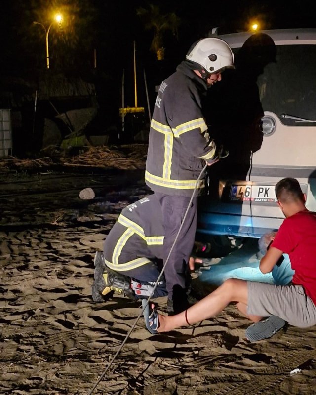  Arsuz’da kuma batan aracı itfaiye kurtardı