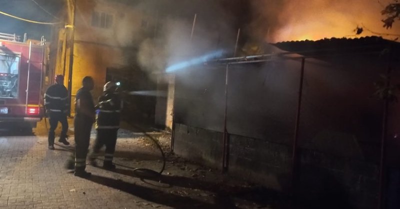 Erzin’de iş yeri alevlere teslim oldu