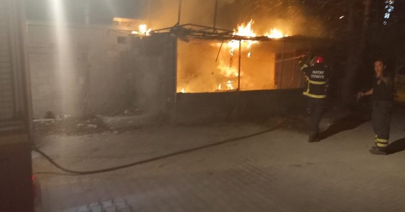 Erzin’de iş yeri alevlere teslim oldu