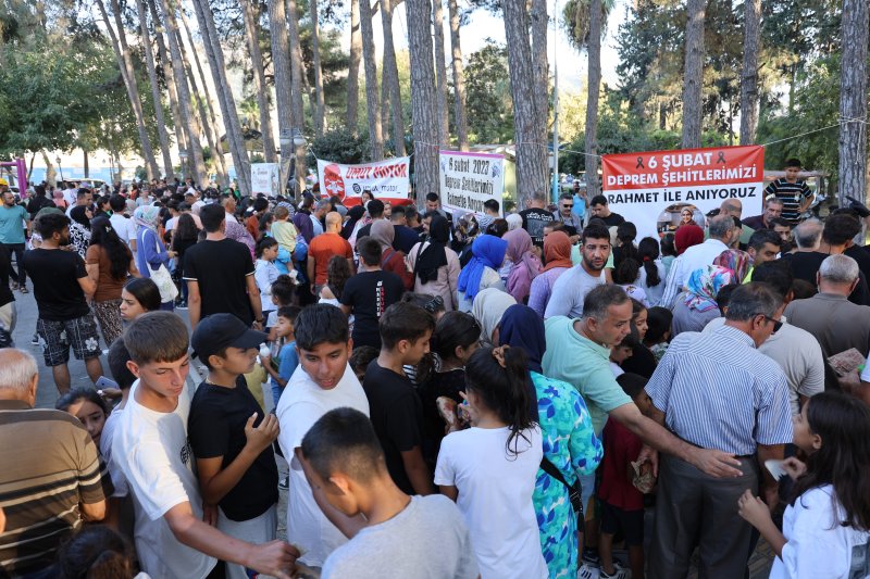 HATAY (İHA) – Hatay'da depremde hayatını kaybedenler için düzenlenen mevlit programında hayırseverler tarafından ücretsiz verilen ikramların dağıtımı esnasında izdiham yaşandı.