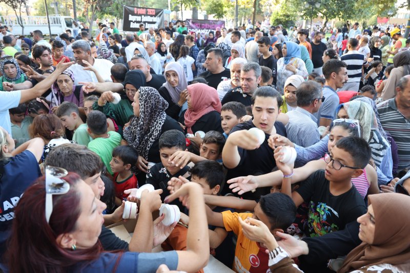 HATAY (İHA) – Hatay'da depremde hayatını kaybedenler için düzenlenen mevlit programında hayırseverler tarafından ücretsiz verilen ikramların dağıtımı esnasında izdiham yaşandı.