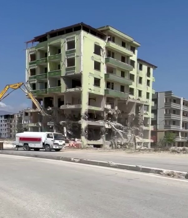 7 katlı binanın yıkılma anı saniye saniye kameraya yansıdı