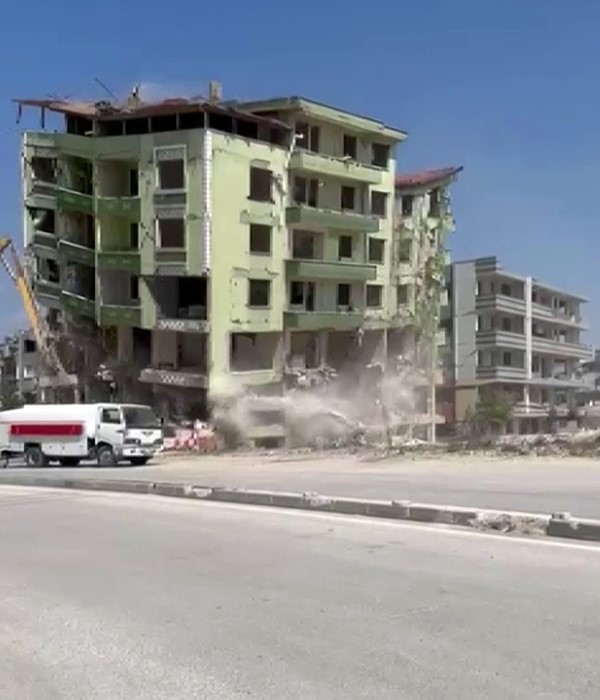 7 katlı binanın yıkılma anı saniye saniye kameraya yansıdı