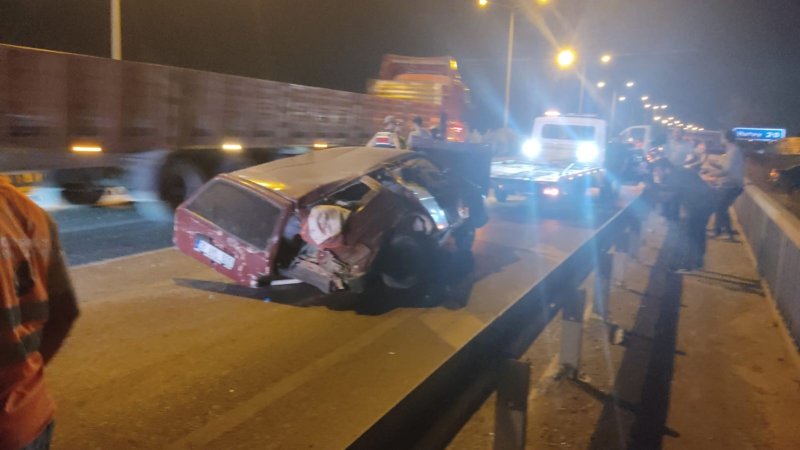 Kazada hurdaya dönen Tofaş'ın sürücüsü yaralandı (Fotoğraflı) Ramazan İlın HATAY (İHA) - Hatay'ın Antakya ilçesinde başka bir araçla çarpışan ve hurdaya dönen Tofaş'ın sürücüsü yaralandı. Edinilen bilgilere göre kaza, Antakya – Reyhanlı yolu Bedirge Köprüsü mevkiinde meydana geldi. Trafikte seyir halde ilerleyen 31 AKL 920 plakalı Tofaş marka otomobil ile 34 CKZ 005 plakalı Volkswagen marka otomobil çarpıştı. Tofaş marka otomobilin hurdaya döndüğü kazada sürücü yaralanırken diğer otomobildeki sürücü hafif yaralandı. Kazayı görenlerin 112 Acil Çağrı Merkezi'ne bildirilmesi üzerine olay yerine jandarma, ambulans ve itfaiye ekipleri sevk edildi. Kısa sürede bölgeye gelen itfaiye ekipleri, yaralıyı hurdaya dönen araçtan çıkartarak sağlık ekiplerine teslim etti. Sağlık ekiplerinin ilk müdahalesinin ardından yaralı sürücü hastaneye sevk edildi.