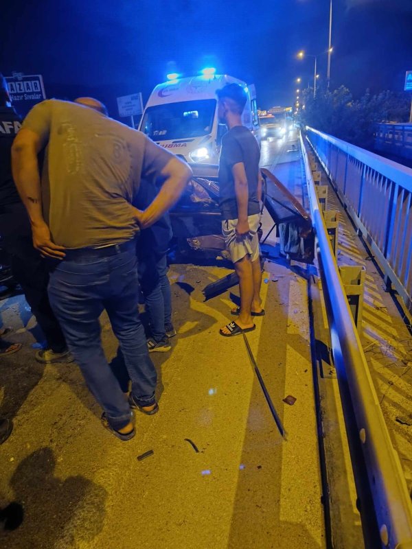 Kazada hurdaya dönen Tofaş'ın sürücüsü yaralandı (Fotoğraflı) Ramazan İlın HATAY (İHA) - Hatay'ın Antakya ilçesinde başka bir araçla çarpışan ve hurdaya dönen Tofaş'ın sürücüsü yaralandı. Edinilen bilgilere göre kaza, Antakya – Reyhanlı yolu Bedirge Köprüsü mevkiinde meydana geldi. Trafikte seyir halde ilerleyen 31 AKL 920 plakalı Tofaş marka otomobil ile 34 CKZ 005 plakalı Volkswagen marka otomobil çarpıştı. Tofaş marka otomobilin hurdaya döndüğü kazada sürücü yaralanırken diğer otomobildeki sürücü hafif yaralandı. Kazayı görenlerin 112 Acil Çağrı Merkezi'ne bildirilmesi üzerine olay yerine jandarma, ambulans ve itfaiye ekipleri sevk edildi. Kısa sürede bölgeye gelen itfaiye ekipleri, yaralıyı hurdaya dönen araçtan çıkartarak sağlık ekiplerine teslim etti. Sağlık ekiplerinin ilk müdahalesinin ardından yaralı sürücü hastaneye sevk edildi.
