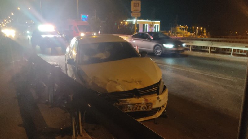 Kazada hurdaya dönen Tofaş'ın sürücüsü yaralandı (Fotoğraflı) Ramazan İlın HATAY (İHA) - Hatay'ın Antakya ilçesinde başka bir araçla çarpışan ve hurdaya dönen Tofaş'ın sürücüsü yaralandı. Edinilen bilgilere göre kaza, Antakya – Reyhanlı yolu Bedirge Köprüsü mevkiinde meydana geldi. Trafikte seyir halde ilerleyen 31 AKL 920 plakalı Tofaş marka otomobil ile 34 CKZ 005 plakalı Volkswagen marka otomobil çarpıştı. Tofaş marka otomobilin hurdaya döndüğü kazada sürücü yaralanırken diğer otomobildeki sürücü hafif yaralandı. Kazayı görenlerin 112 Acil Çağrı Merkezi'ne bildirilmesi üzerine olay yerine jandarma, ambulans ve itfaiye ekipleri sevk edildi. Kısa sürede bölgeye gelen itfaiye ekipleri, yaralıyı hurdaya dönen araçtan çıkartarak sağlık ekiplerine teslim etti. Sağlık ekiplerinin ilk müdahalesinin ardından yaralı sürücü hastaneye sevk edildi.