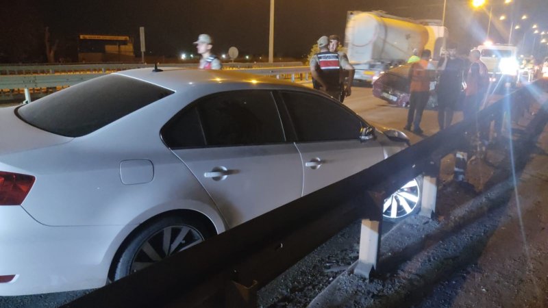 Kazada hurdaya dönen Tofaş'ın sürücüsü yaralandı (Fotoğraflı) Ramazan İlın HATAY (İHA) - Hatay'ın Antakya ilçesinde başka bir araçla çarpışan ve hurdaya dönen Tofaş'ın sürücüsü yaralandı. Edinilen bilgilere göre kaza, Antakya – Reyhanlı yolu Bedirge Köprüsü mevkiinde meydana geldi. Trafikte seyir halde ilerleyen 31 AKL 920 plakalı Tofaş marka otomobil ile 34 CKZ 005 plakalı Volkswagen marka otomobil çarpıştı. Tofaş marka otomobilin hurdaya döndüğü kazada sürücü yaralanırken diğer otomobildeki sürücü hafif yaralandı. Kazayı görenlerin 112 Acil Çağrı Merkezi'ne bildirilmesi üzerine olay yerine jandarma, ambulans ve itfaiye ekipleri sevk edildi. Kısa sürede bölgeye gelen itfaiye ekipleri, yaralıyı hurdaya dönen araçtan çıkartarak sağlık ekiplerine teslim etti. Sağlık ekiplerinin ilk müdahalesinin ardından yaralı sürücü hastaneye sevk edildi.