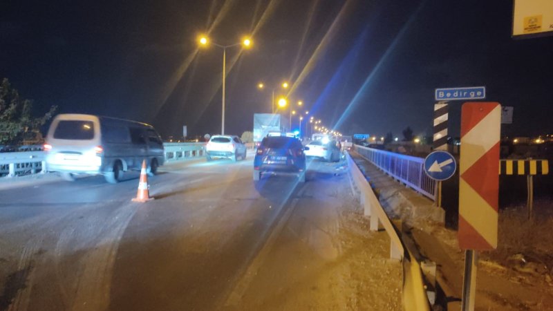 Kazada hurdaya dönen Tofaş'ın sürücüsü yaralandı (Fotoğraflı) Ramazan İlın HATAY (İHA) - Hatay'ın Antakya ilçesinde başka bir araçla çarpışan ve hurdaya dönen Tofaş'ın sürücüsü yaralandı. Edinilen bilgilere göre kaza, Antakya – Reyhanlı yolu Bedirge Köprüsü mevkiinde meydana geldi. Trafikte seyir halde ilerleyen 31 AKL 920 plakalı Tofaş marka otomobil ile 34 CKZ 005 plakalı Volkswagen marka otomobil çarpıştı. Tofaş marka otomobilin hurdaya döndüğü kazada sürücü yaralanırken diğer otomobildeki sürücü hafif yaralandı. Kazayı görenlerin 112 Acil Çağrı Merkezi'ne bildirilmesi üzerine olay yerine jandarma, ambulans ve itfaiye ekipleri sevk edildi. Kısa sürede bölgeye gelen itfaiye ekipleri, yaralıyı hurdaya dönen araçtan çıkartarak sağlık ekiplerine teslim etti. Sağlık ekiplerinin ilk müdahalesinin ardından yaralı sürücü hastaneye sevk edildi.