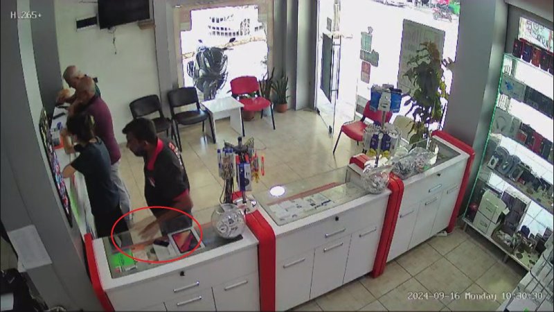 Hırsızın tuşlu telefonu çaldığı anlar kamerada - İş yeri sahibi Hasan Danacı: “Hırsız tezgahta duran tuşlu telefonu fırsat bulduğu anda cebine indirdi” (Fotoğraflı) Ramazan İlın HATAY (İHA) - Hatay’ın Kumlu ilçesinde telefoncu dükkanına gelerek tezgahın üstündeki bin TL değerindeki tuşlu cep telefonunu çalan şahsın bu anları güvenlik kamerasına yansıdı. Edinilen bilgilere göre olay, Kumlu ilçesi Cumhuriyet Mahallesi’nde Hasan Danacı’ya ait iş yerinde yaşandı. Telefoncu dükkanına müşteri kılığında gelen N.G. isimli şahıs, iş yerinde bir süre vakit geçirdi. Dikkatlerin dağıldığı anda hırsız, tezgahın üzerinde duran bin TL değerindeki tuşlu telefonu incelemesinin ardından cebine koydu. Telefonu çaldıktan sonra iş yerinden ayrılan hırsızın telefonu çaldığı, iş yeri sahibi Hasan Danacı tarafından fark edildi. Kamera görüntülerini inceleyen Danacı, şahsı tespit ederek cep telefonunun parasını almayı başardı. Hırsızlığın kameraya yansıdığı anlar hayrete düşürdü. “Hırsız tezgahta duran tuşlu telefonu fırsat bulduğu anda cebine indirdi” İş yerinde yaşanan akılalmaz hırsızlığı anbean anlatan Hasan Danacı, “Bugün başımıza bir olay geldi. Haftanın başı rutin bir çalışma saati içerisinde çalışmamıza devam ederken görüntülerde müşteri kılığında bir hırsız dükkanımıza girip bizden telefon almak istediğini söyledi. Bizim personelimiz kendisine telefonu teslim ederken diğer müşterilerle biz ilgilendiğimiz sırada bir anlık dalgınlık içerisinde tezgahta duran tuşlu telefonu fırsat bulduğu anda görüntülerde gördüğünüz gibi cebine indirdi. Hırsız, daha sonra etrafı kolaçan edip durumun fark edilmediğini anladığı anda dışarı gitti. Biz durumu daha sonradan fark ettik ve kamera kaydında gördük. Bizden tuşlu bir telefon çaldı. Telefonun ücreti çok aman aman bir şey değildi ama tabii işin sonucunda bir hırsızlık var. Bunu paylaşma sebebim aslında diğer esnaf arkadaşlarımın bu konuyla alakalı dikkatli olmaları lazım. Bazen bir anlık dalgınlık içerisinde böyle şeyler yaşayabiliyoruz. Umarım diğer esnaf arkadaşlarım bizim yaşadığımız durumu yaşamaz. Böyle şeylerin yaşanmasını istemiyoruz” ifadelerini kullandı.