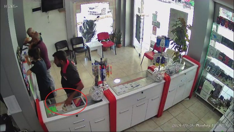 Hırsızın tuşlu telefonu çaldığı anlar kamerada - İş yeri sahibi Hasan Danacı: “Hırsız tezgahta duran tuşlu telefonu fırsat bulduğu anda cebine indirdi” (Fotoğraflı) Ramazan İlın HATAY (İHA) - Hatay’ın Kumlu ilçesinde telefoncu dükkanına gelerek tezgahın üstündeki bin TL değerindeki tuşlu cep telefonunu çalan şahsın bu anları güvenlik kamerasına yansıdı. Edinilen bilgilere göre olay, Kumlu ilçesi Cumhuriyet Mahallesi’nde Hasan Danacı’ya ait iş yerinde yaşandı. Telefoncu dükkanına müşteri kılığında gelen N.G. isimli şahıs, iş yerinde bir süre vakit geçirdi. Dikkatlerin dağıldığı anda hırsız, tezgahın üzerinde duran bin TL değerindeki tuşlu telefonu incelemesinin ardından cebine koydu. Telefonu çaldıktan sonra iş yerinden ayrılan hırsızın telefonu çaldığı, iş yeri sahibi Hasan Danacı tarafından fark edildi. Kamera görüntülerini inceleyen Danacı, şahsı tespit ederek cep telefonunun parasını almayı başardı. Hırsızlığın kameraya yansıdığı anlar hayrete düşürdü. “Hırsız tezgahta duran tuşlu telefonu fırsat bulduğu anda cebine indirdi” İş yerinde yaşanan akılalmaz hırsızlığı anbean anlatan Hasan Danacı, “Bugün başımıza bir olay geldi. Haftanın başı rutin bir çalışma saati içerisinde çalışmamıza devam ederken görüntülerde müşteri kılığında bir hırsız dükkanımıza girip bizden telefon almak istediğini söyledi. Bizim personelimiz kendisine telefonu teslim ederken diğer müşterilerle biz ilgilendiğimiz sırada bir anlık dalgınlık içerisinde tezgahta duran tuşlu telefonu fırsat bulduğu anda görüntülerde gördüğünüz gibi cebine indirdi. Hırsız, daha sonra etrafı kolaçan edip durumun fark edilmediğini anladığı anda dışarı gitti. Biz durumu daha sonradan fark ettik ve kamera kaydında gördük. Bizden tuşlu bir telefon çaldı. Telefonun ücreti çok aman aman bir şey değildi ama tabii işin sonucunda bir hırsızlık var. Bunu paylaşma sebebim aslında diğer esnaf arkadaşlarımın bu konuyla alakalı dikkatli olmaları lazım. Bazen bir anlık dalgınlık içerisinde böyle şeyler yaşayabiliyoruz. Umarım diğer esnaf arkadaşlarım bizim yaşadığımız durumu yaşamaz. Böyle şeylerin yaşanmasını istemiyoruz” ifadelerini kullandı.