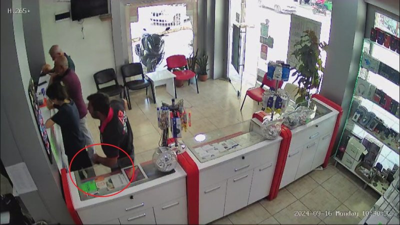 Hırsızın tuşlu telefonu çaldığı anlar kamerada - İş yeri sahibi Hasan Danacı: “Hırsız tezgahta duran tuşlu telefonu fırsat bulduğu anda cebine indirdi” (Fotoğraflı) Ramazan İlın HATAY (İHA) - Hatay’ın Kumlu ilçesinde telefoncu dükkanına gelerek tezgahın üstündeki bin TL değerindeki tuşlu cep telefonunu çalan şahsın bu anları güvenlik kamerasına yansıdı. Edinilen bilgilere göre olay, Kumlu ilçesi Cumhuriyet Mahallesi’nde Hasan Danacı’ya ait iş yerinde yaşandı. Telefoncu dükkanına müşteri kılığında gelen N.G. isimli şahıs, iş yerinde bir süre vakit geçirdi. Dikkatlerin dağıldığı anda hırsız, tezgahın üzerinde duran bin TL değerindeki tuşlu telefonu incelemesinin ardından cebine koydu. Telefonu çaldıktan sonra iş yerinden ayrılan hırsızın telefonu çaldığı, iş yeri sahibi Hasan Danacı tarafından fark edildi. Kamera görüntülerini inceleyen Danacı, şahsı tespit ederek cep telefonunun parasını almayı başardı. Hırsızlığın kameraya yansıdığı anlar hayrete düşürdü. “Hırsız tezgahta duran tuşlu telefonu fırsat bulduğu anda cebine indirdi” İş yerinde yaşanan akılalmaz hırsızlığı anbean anlatan Hasan Danacı, “Bugün başımıza bir olay geldi. Haftanın başı rutin bir çalışma saati içerisinde çalışmamıza devam ederken görüntülerde müşteri kılığında bir hırsız dükkanımıza girip bizden telefon almak istediğini söyledi. Bizim personelimiz kendisine telefonu teslim ederken diğer müşterilerle biz ilgilendiğimiz sırada bir anlık dalgınlık içerisinde tezgahta duran tuşlu telefonu fırsat bulduğu anda görüntülerde gördüğünüz gibi cebine indirdi. Hırsız, daha sonra etrafı kolaçan edip durumun fark edilmediğini anladığı anda dışarı gitti. Biz durumu daha sonradan fark ettik ve kamera kaydında gördük. Bizden tuşlu bir telefon çaldı. Telefonun ücreti çok aman aman bir şey değildi ama tabii işin sonucunda bir hırsızlık var. Bunu paylaşma sebebim aslında diğer esnaf arkadaşlarımın bu konuyla alakalı dikkatli olmaları lazım. Bazen bir anlık dalgınlık içerisinde böyle şeyler yaşayabiliyoruz. Umarım diğer esnaf arkadaşlarım bizim yaşadığımız durumu yaşamaz. Böyle şeylerin yaşanmasını istemiyoruz” ifadelerini kullandı.