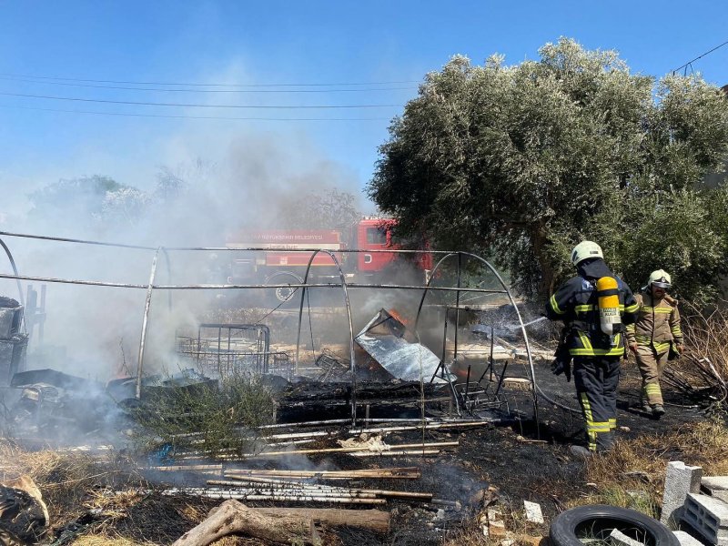 Defne’de depo olarak kullanılan çadır yandı