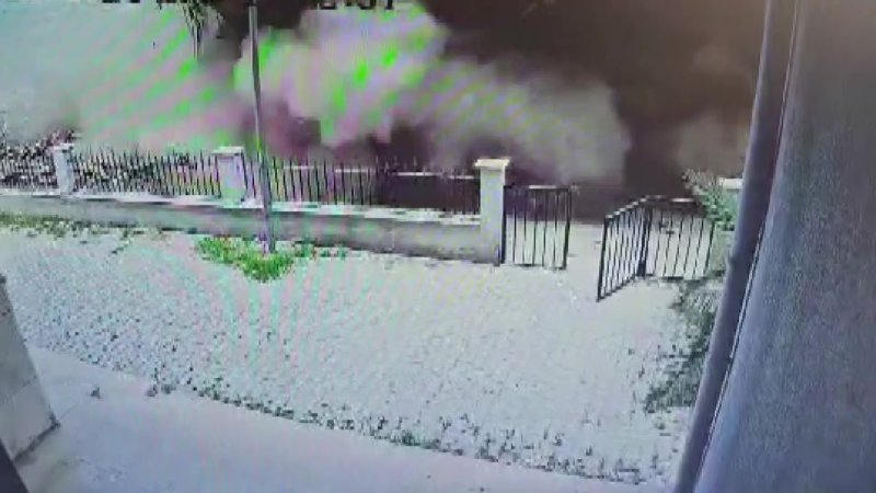 Yıkıma mesaide yakalanan İŞKUR çalışanları korku dolu anlar yaşadı, yıkım anı kameraya yansıdı