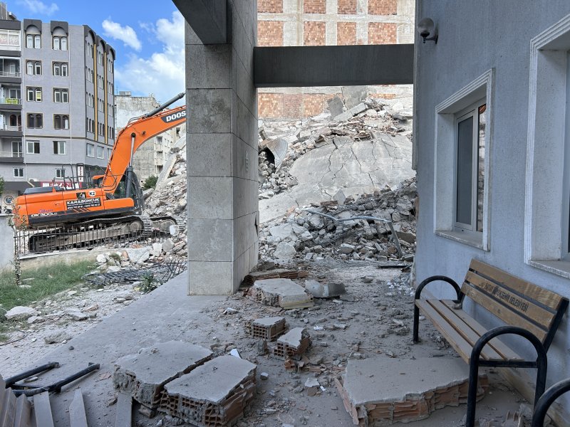 Yıkıma mesaide yakalanan İŞKUR çalışanları korku dolu anlar yaşadı, yıkım anı kameraya yansıdı