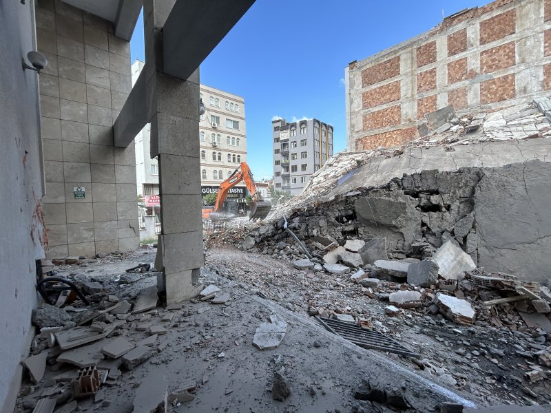 Yıkıma mesaide yakalanan İŞKUR çalışanları korku dolu anlar yaşadı, yıkım anı kameraya yansıdı