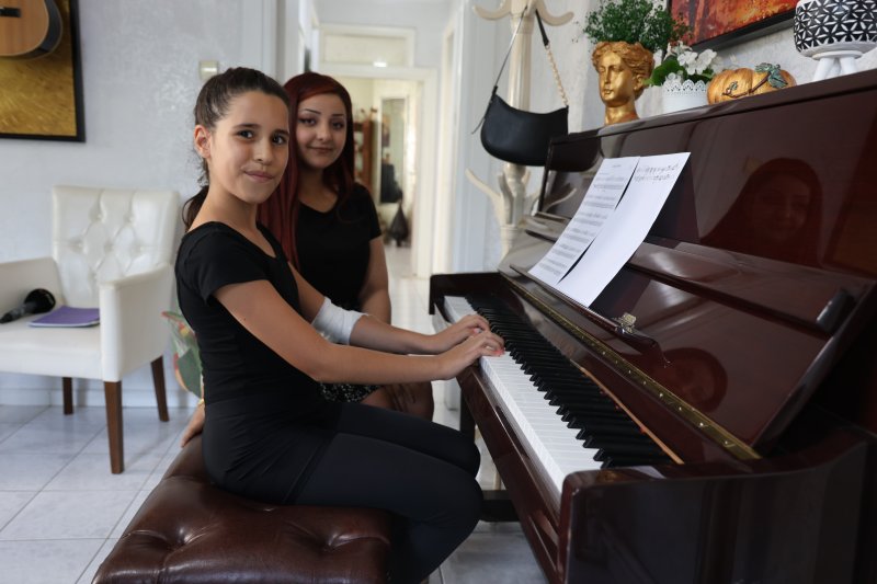 Depremin yaraları bale, resim ve piyano ile sarılıyor