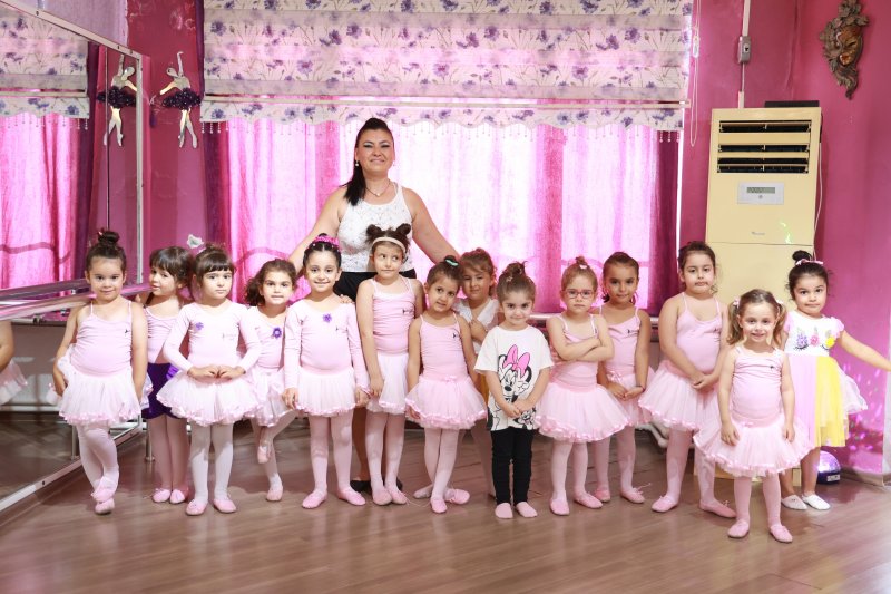 Depremin yaraları bale, resim ve piyano ile sarılıyor