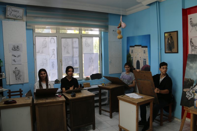 Depremin yaraları bale, resim ve piyano ile sarılıyor