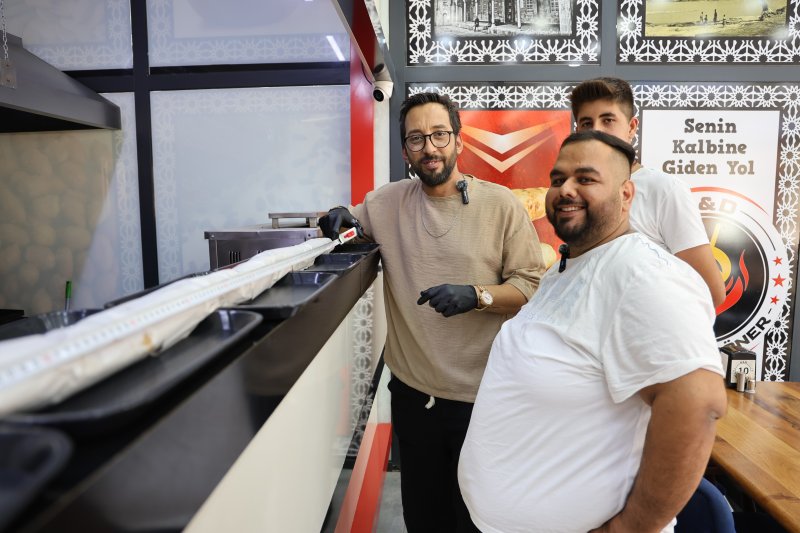 5 bin TL ödüllü 1 buçuk metrelik döneri yemeyi başaran 160 kiloluk adam zor anlar yaşadı