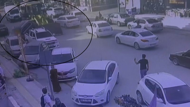 Park halindeki 4 araca çarpan iş makinesi operatörü, arkasına bakmadan kaçtı: O anlar kamerada