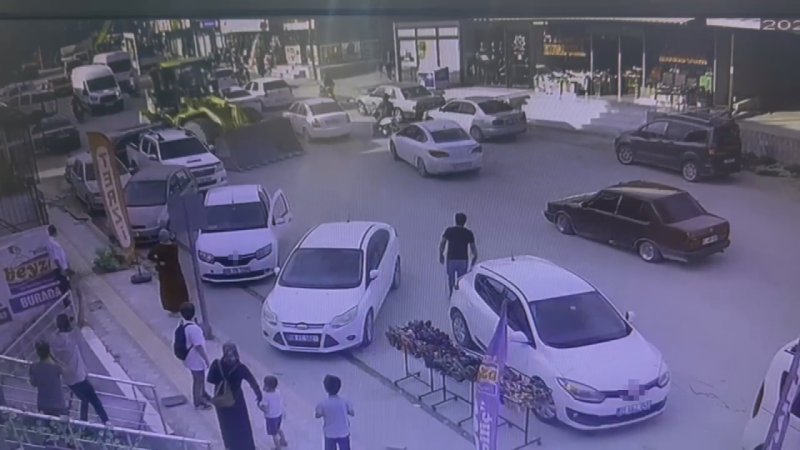 Park halindeki 4 araca çarpan iş makinesi operatörü, arkasına bakmadan kaçtı: O anlar kamerada