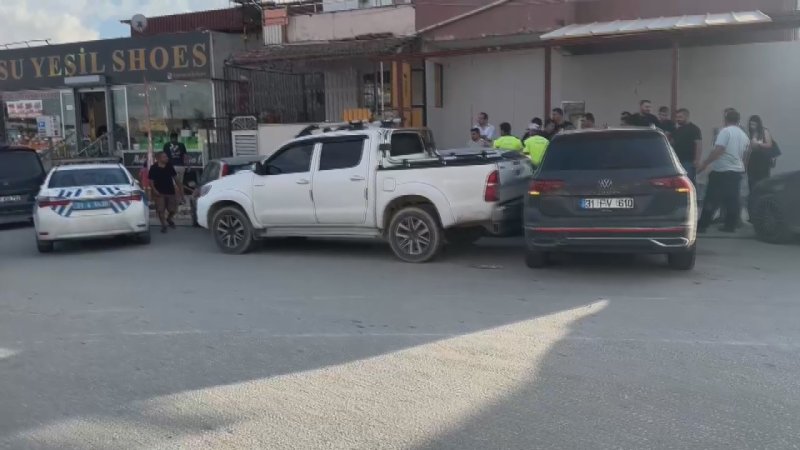 Park halindeki 4 araca çarpan iş makinesi operatörü, arkasına bakmadan kaçtı: O anlar kamerada