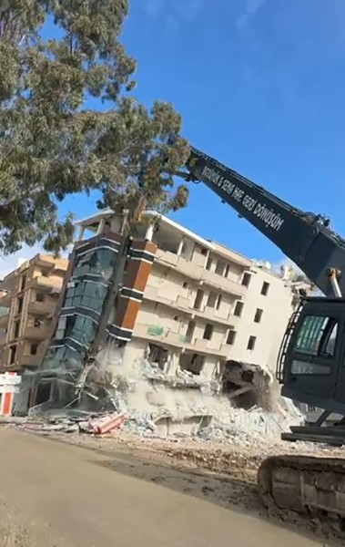  6 katlı bina iş makinesinin dokunuşuyla yerle bir oldu