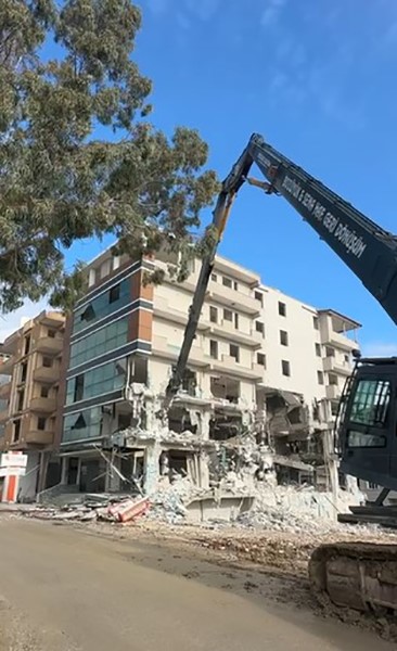  6 katlı bina iş makinesinin dokunuşuyla yerle bir oldu