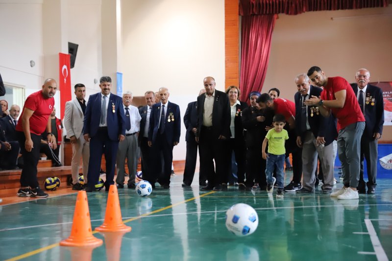 Gaziler, gençlik merkezinde keyifli zaman geçirdi