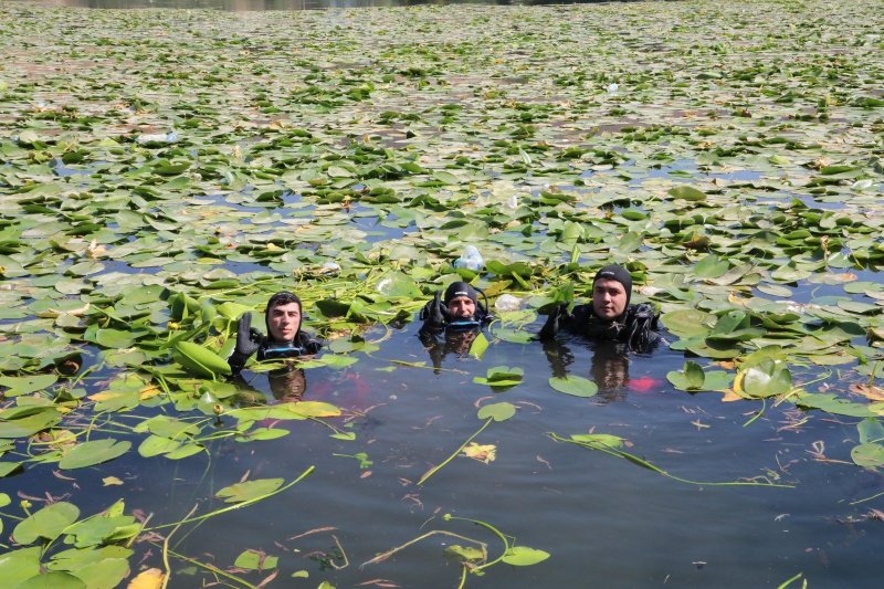 Doğa harikası Gölbaşı Gölü’nde kıyı ve dip temizliği gerçekleştirildi (Fotoğraflı) İsmet Biçen HATAY (İHA) - Hatay’da bulunan doğa harikası Gölbaşı Gölü’nde Dünya Temizlik Günü etkinlikleri kapsamında kıyı ve dip temizliği ve farkındalık etkinliği gerçekleştirildi. Hatay Büyükşehir Belediyesi, Hatay'ın tek doğal gölü olan Gölbaşı Gölü’nde Hatay Tabiatı Koruma Derneği tarafından gerçekleştirilen temizlik çalışmalarına destek verdi. Dünya Temizlik Günü kapsamında Kırıkhan ilçesi sınırlarında yer alan Ulusal Öneme Haiz Sulak Alan ve Doğal Sit Alanı statüsü olan Gölbaşı Gölü’nde, Hatay Tabiatı Koruma Derneği organizasyonunda gerçekleştirilen temizlik çalışmalarına Hatay Büyükşehir Belediyesi, Kaymakamlık, İlçe Jandarma, İlçe Milli Eğitim ve İlçe Emniyet Müdürlüğü ile öğrenciler ve STK’lar da destek verdi. Göl kıyısında yapılan temizlik çalışmalarına HBB Çevre Koruma ve Kontrol Dairesi, İtfaiye ve Ulaşım Dairesi Başkanlığı tarafından personel ve ulaşım desteği sağlandı. Etkinlikte öğrenci ve STK temsilcileri kıyıdan temizlik çalışmaları gerçekleştirirken HBB İtfaiyesi Sualtı Arama Kurtarma ekiplerince göl içerisindeki ve dibindeki atıklar da toplandı. Etkinlik kapsamında, etkinliğe katılan öğrencilerin ulaşımları sağlanarak katılımcılara tişört, şapka, su, meyve suyu ve sandviç ikramında bulunuldu. Gölbaşı Gölü’nün barındırdığı bitki ve hayvan çeşitliliğiyle bölge açısından özel ve önemli bir sulak alan olduğuna vurgu yapan HBB Başkanı Mehmet Öntürk, “Gölbaşı Gölü ve il genelindeki tüm yaşam alanlarının korunması ve temiz kalması amacıyla çalışmalarımıza devam edeceğiz” dedi. Hatay Tabiatı Koruma Derneği Başkanı Abdullah Öğünç de etkinliğe sağladıkları desteklerden dolayı HBB Başkanı Öntürk ve Büyükşehir ekiplerine teşekkür etti.