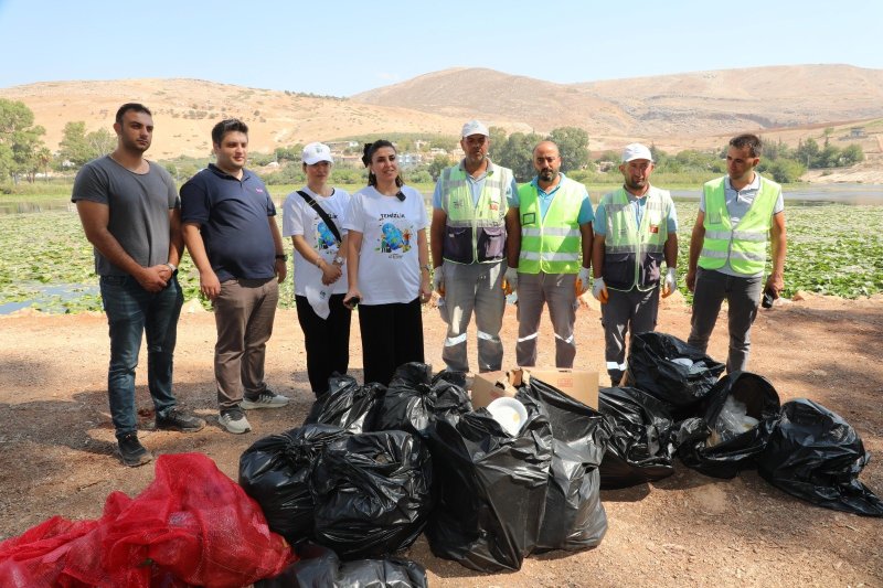 Doğa harikası Gölbaşı Gölü’nde kıyı ve dip temizliği gerçekleştirildi (Fotoğraflı) İsmet Biçen HATAY (İHA) - Hatay’da bulunan doğa harikası Gölbaşı Gölü’nde Dünya Temizlik Günü etkinlikleri kapsamında kıyı ve dip temizliği ve farkındalık etkinliği gerçekleştirildi. Hatay Büyükşehir Belediyesi, Hatay'ın tek doğal gölü olan Gölbaşı Gölü’nde Hatay Tabiatı Koruma Derneği tarafından gerçekleştirilen temizlik çalışmalarına destek verdi. Dünya Temizlik Günü kapsamında Kırıkhan ilçesi sınırlarında yer alan Ulusal Öneme Haiz Sulak Alan ve Doğal Sit Alanı statüsü olan Gölbaşı Gölü’nde, Hatay Tabiatı Koruma Derneği organizasyonunda gerçekleştirilen temizlik çalışmalarına Hatay Büyükşehir Belediyesi, Kaymakamlık, İlçe Jandarma, İlçe Milli Eğitim ve İlçe Emniyet Müdürlüğü ile öğrenciler ve STK’lar da destek verdi. Göl kıyısında yapılan temizlik çalışmalarına HBB Çevre Koruma ve Kontrol Dairesi, İtfaiye ve Ulaşım Dairesi Başkanlığı tarafından personel ve ulaşım desteği sağlandı. Etkinlikte öğrenci ve STK temsilcileri kıyıdan temizlik çalışmaları gerçekleştirirken HBB İtfaiyesi Sualtı Arama Kurtarma ekiplerince göl içerisindeki ve dibindeki atıklar da toplandı. Etkinlik kapsamında, etkinliğe katılan öğrencilerin ulaşımları sağlanarak katılımcılara tişört, şapka, su, meyve suyu ve sandviç ikramında bulunuldu. Gölbaşı Gölü’nün barındırdığı bitki ve hayvan çeşitliliğiyle bölge açısından özel ve önemli bir sulak alan olduğuna vurgu yapan HBB Başkanı Mehmet Öntürk, “Gölbaşı Gölü ve il genelindeki tüm yaşam alanlarının korunması ve temiz kalması amacıyla çalışmalarımıza devam edeceğiz” dedi. Hatay Tabiatı Koruma Derneği Başkanı Abdullah Öğünç de etkinliğe sağladıkları desteklerden dolayı HBB Başkanı Öntürk ve Büyükşehir ekiplerine teşekkür etti.
