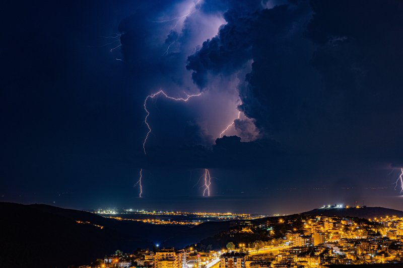 Akdeniz’de şimşeklerin dansı geceyi aydınlattı