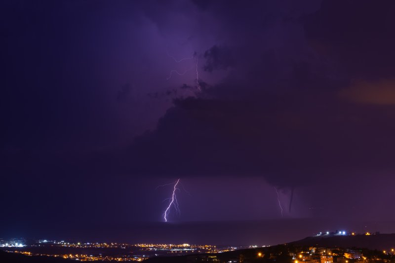 Akdeniz’de şimşeklerin dansı geceyi aydınlattı