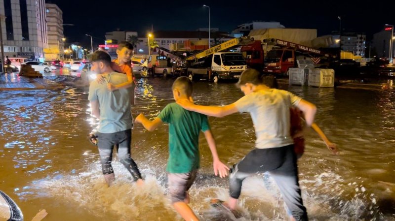Şiddetli yağışla birlikte göle dönen caddelerde vatandaşlar zor anlar yaşadı