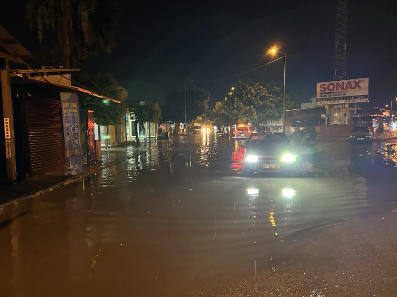 Şiddetli yağışla birlikte göle dönen caddelerde vatandaşlar zor anlar yaşadı