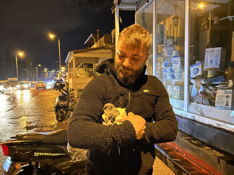 Şiddetli yağışla birlikte göle dönen caddelerde vatandaşlar zor anlar yaşadı