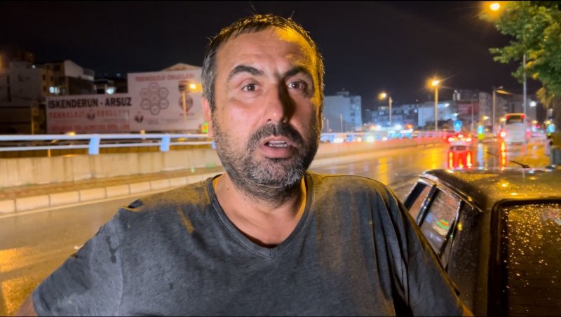 Şiddetli yağışla birlikte göle dönen caddelerde vatandaşlar zor anlar yaşadı