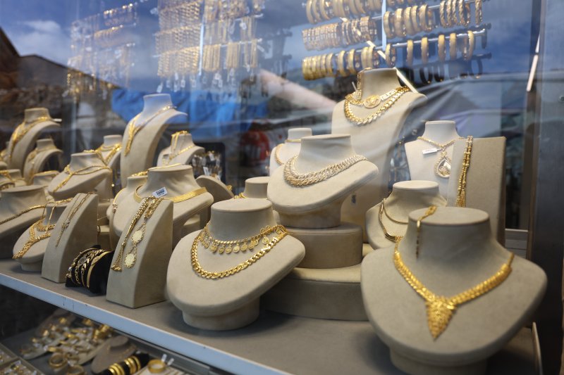 Yılların sarrafı Ahmet GÜNEY'den yeni evlenen çiftlere altın değerinde öneri