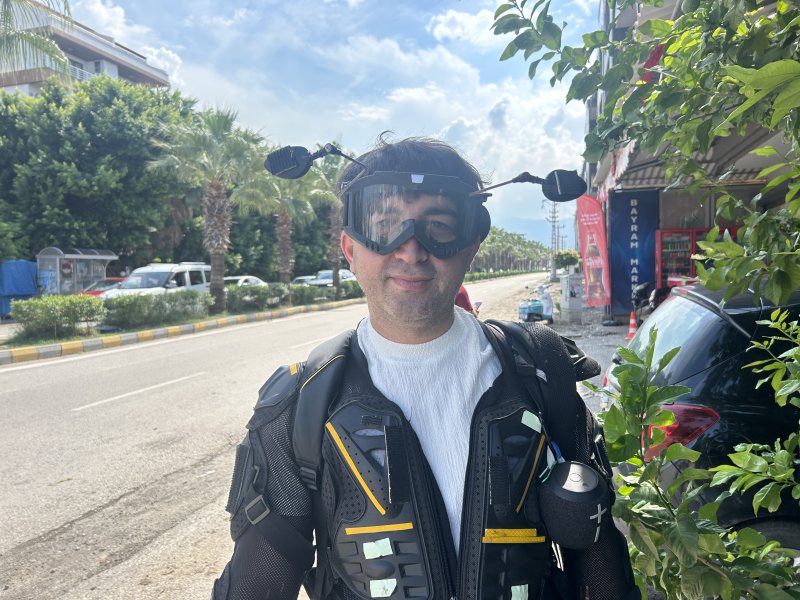 Trafikte tek teker üzerinde yolculuk yapan sürücü ilgi odağı oluyor