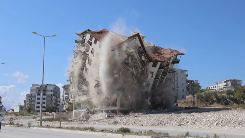 9 katlı binanın yerle bir olma anı dron kamerasında