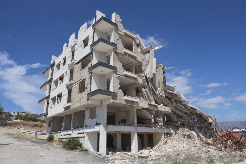 9 katlı binanın yerle bir olma anı dron kamerasında