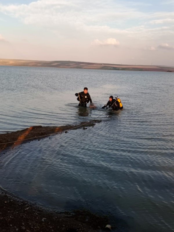 Hatay'da gölette boğularak ölen baba ve 4 çocuğunun isimleri belli oldu (Fotoğraflı) Ahmet Arslan HATAY (İHA) - Hatay'da gölette boğularak hayatını kaybeden yabancı uyruklu baba ve 4 çocuğunun isimleri belli oldu. Kumlu ilçesi Çatalhüyük Mahallesi'nde bulunan DSİ göletinde boğulan baba ve 4 evladının cansız bedenleri, Hatay Büyükşehir Belediyesi Su Altı ve Su Üstü Arama Kurtarma ve Emniyet Su Altı Grup Amirliği ekipleri tarafından çıkarılmıştı. Şahısların cansız bedenleri, olay yerindeki incelemenin ardından Reyhanlı Devlet Hastanesi morguna kaldırıldı. Hastanede kimlikleri tespit edilen yabancı uyruklu şahısların baba Ahmet Hacabdo (46) ile çocukları Muhammet, İbrahim, Abdo ve Hamit Elmeri olduğu öğrenildi. Öte yandan çocukların yaşlarının 6, 8, 18 ve 21 olduğu tespit edildi.
