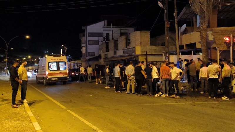 Duvara çarpan motosikletteki 2 kişi yaralandı