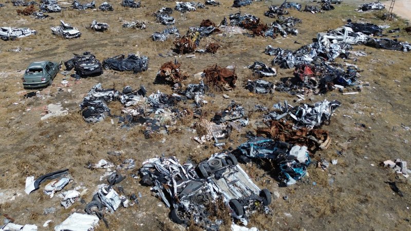 Depremin acı yüzünü gösteren araç mezarlığı duygulandırıyor