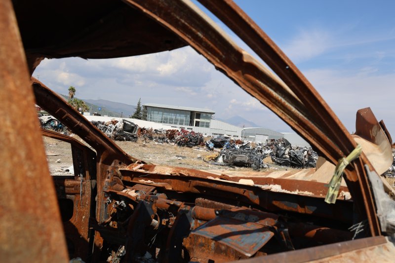 Depremin acı yüzünü gösteren araç mezarlığı duygulandırıyor