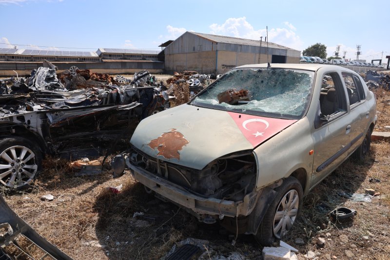 Depremin acı yüzünü gösteren araç mezarlığı duygulandırıyor