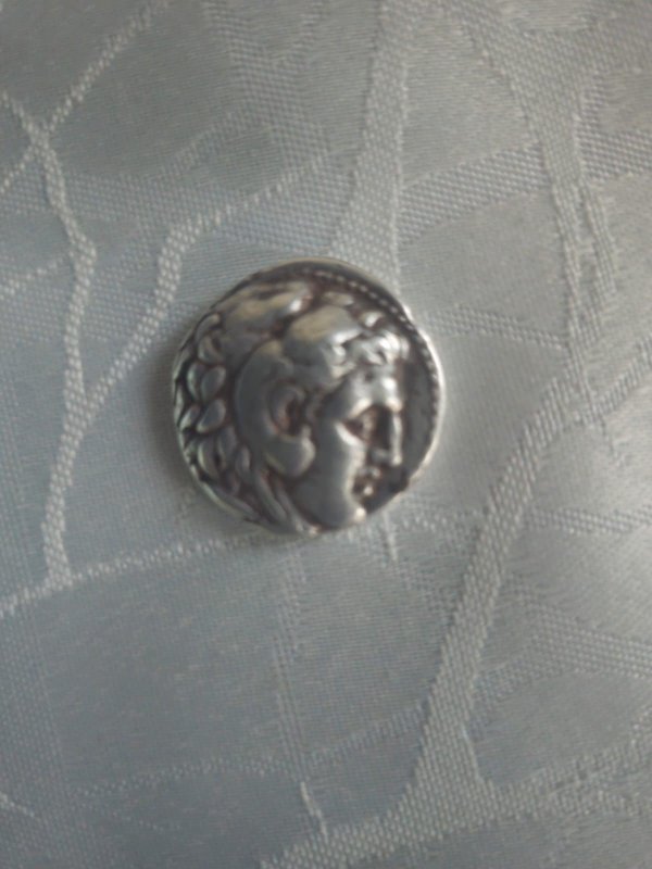 Polisin durdurduğu araçta çok sayıda sikke ve tarihi eser ele geçirildi (Fotoğraflı) Ferit Savaş HATAY (İHA) - Hatay’da polis ekipleri tarafından uygulama noktasında durdurulan araçta çok sayıda sikke ve tarihi eser ele geçirildi. Hatay Emniyet Müdürlüğü görevlilerince tarihi eser kaçakçılarına yönelik operasyonlar aralıksız sürüyor. Yapılan çalışmalar kapsamında İskenderun’da uygulama noktasında durdurulan araçta yapılan aramada; 307 adet Roma, Bizans, Helenistik ve Osmanlı Döneminde ait olduğu değerlendirilen sikke, 3 adet helenistik döneme ait İskender sikkesi, 8 adet yüzük ve 28 adet metal obje ele geçirildi. Olayla ilgili olarak araçta bulunan 2 şahsa 2863 Sayılı Kanuna Muhalefetten işlem yapıldı.